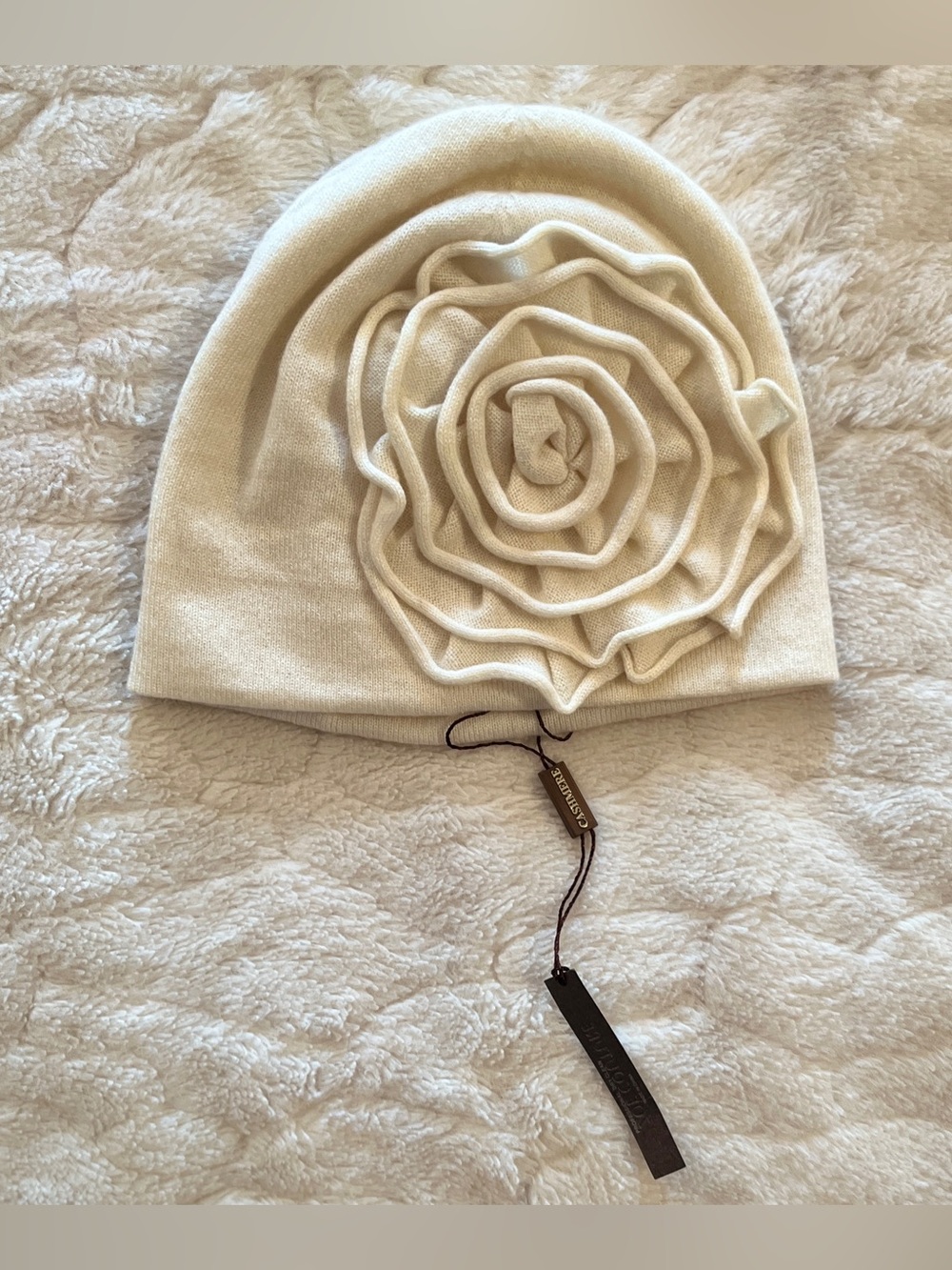Zoe Couture 100% Cashmere " Flower"Beanie cream-colored